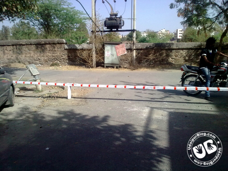 Barricade in Shiv Colony: Public Angry!