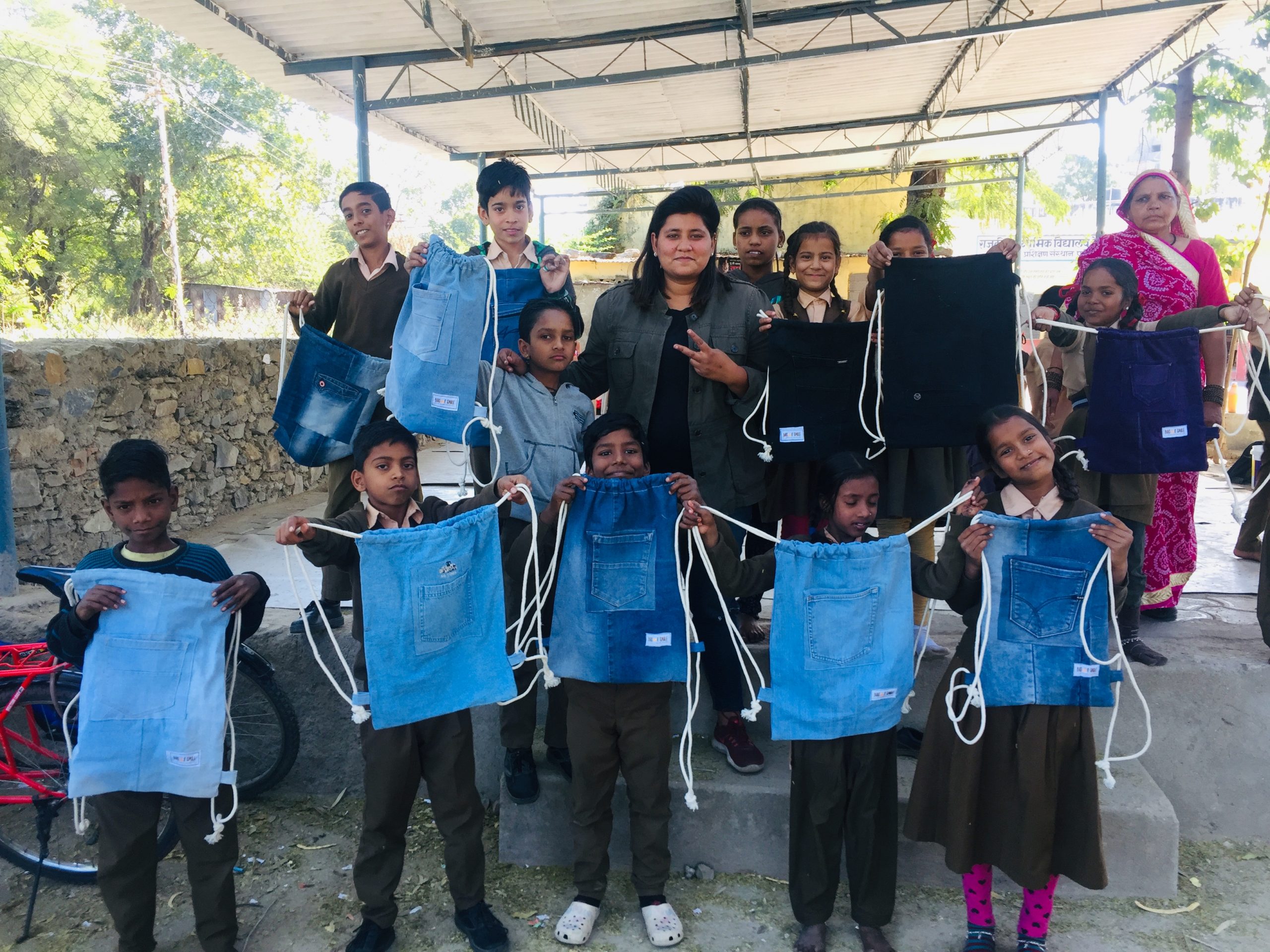 बैग ऑफ़ स्माइल: वेस्ट डेनिम को बनाया गरीब बच्चो का सहारा
